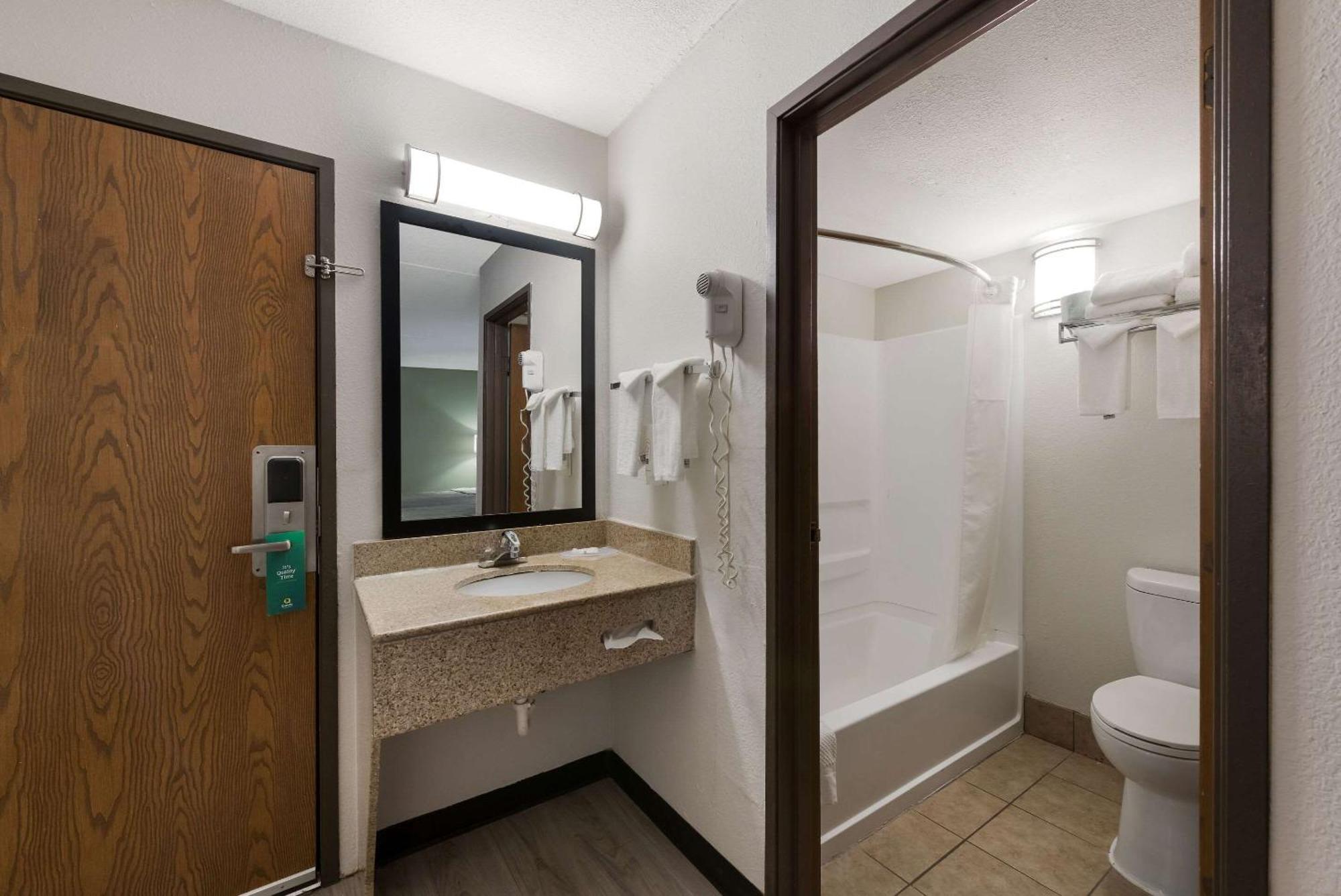 Quality Inn Merriam Kansas City Εξωτερικό φωτογραφία